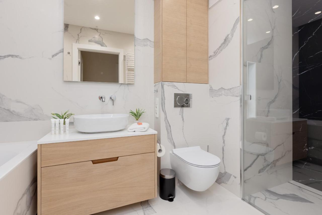 Deluxe Apartment Wronia 45 With Ac, Parking & Balcony By Renters Prestige Warsaw Ngoại thất bức ảnh